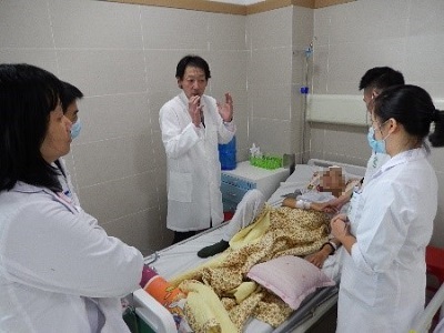 脳外科病棟での急性期リハビリテーションの指導の様子